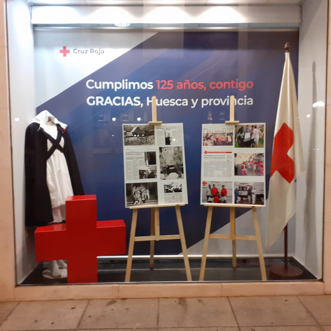 Escaparate de la Oficina de Turismo de Huesca.