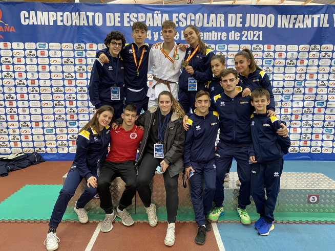 Medallistas y competidores del Judo Ibón de Huesca en la cita madrileña.