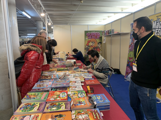 Los autores firmaron libros durante la feria.