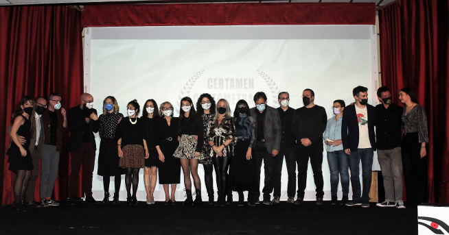 Foto de familia de los ganadores con algunos invitados y miembros de la organización.