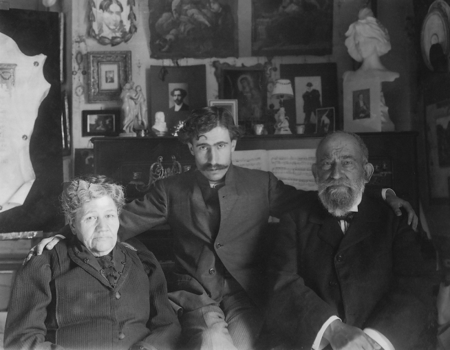 Ramón Acín, hacia 1913, con su madre María Aquilué y su padre Santos Acín, en Casa Ena.