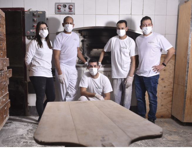 El equipo de obrador ante el horno en que se se cuecen los empanadicos.
