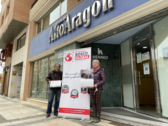 Miembros de Entarachen con el cartel solidario de la campaña “Luces por Etiopía”.