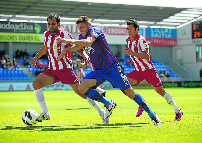 David López pugna por un balón en el Huesca-Almería, partido 200 del Huesca en Segunda en la temporada 12-13.