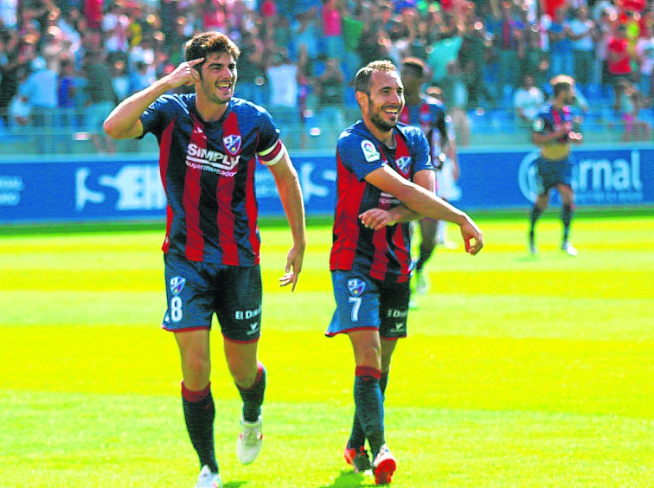 Melero celebra con Ferreiro el gol de la victoria en el Huesca-Valladolid, partido 300 en Segunda.
 

24 - 9 -17

foto pablo segura