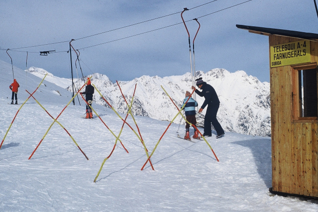 El telesilla a Farnuserals (A4), con la que se inauguró la Estación de Esquí de Cerler el 26 de diciembre de 1971, además de los de Pllan d’Estan (B1), Robellóns (B2) y Cogulla (A5).