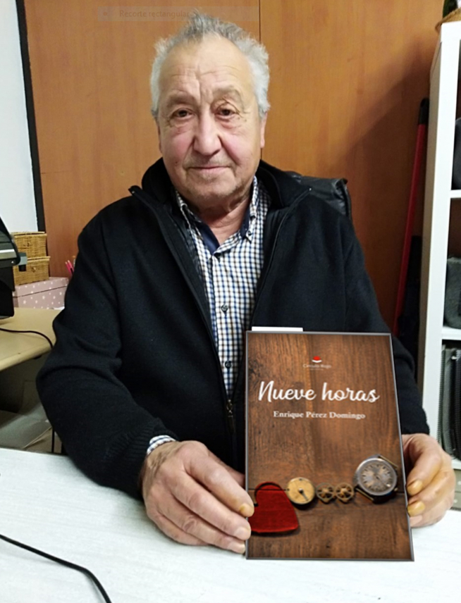 Enrique Pérez Domingo con su nueva obra, "Nueve horas".