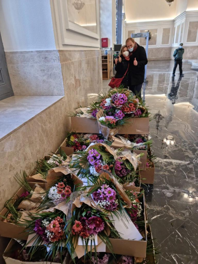 Miembros de la Plataforma que han acudido hasta el Ministerio de Educación junto a los ramos de flores.