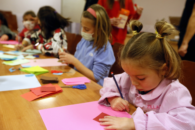 Las ludotecas municipales organizaron ayer un taller donde los más pequeños realizaron carteles para San Vicente.
