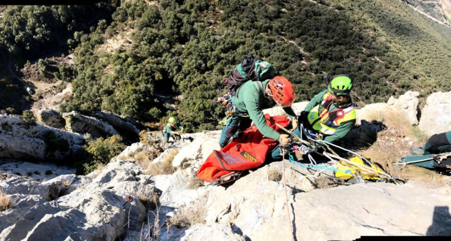 Especialistas del Greim de Boltaña en una práctica de rescate en pared.