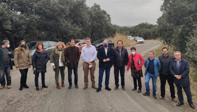Fuster junto a los representantes municipales.