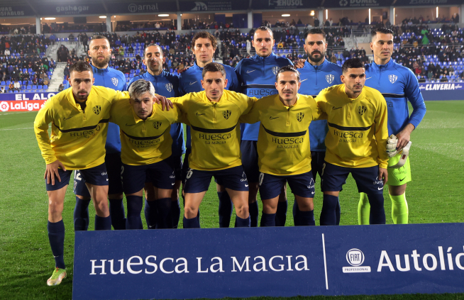 Los titulares del Huesca volvieron a salir con sudaderas azules y amarillas como apoyo a Ucrania por la guerra.