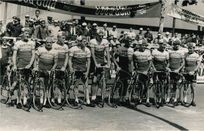 Joseph Novales (2d) y Federico Martín Bahamontes (3d) posan con el equipo de 10 corredores que comenzó la 43ª Volta a Catalunya en 1963.