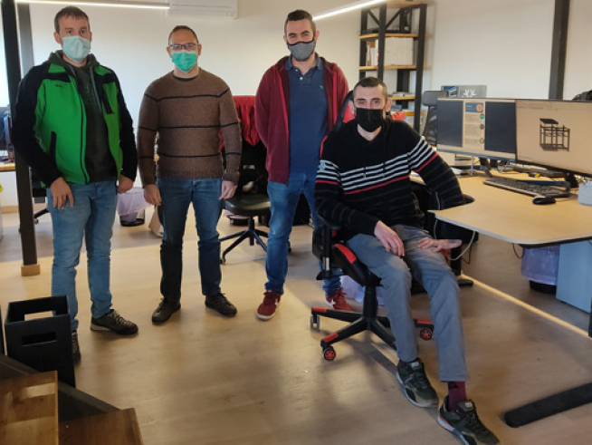 Lucas Rubio, a la derecha, se dedica al diseño de modelos 3D