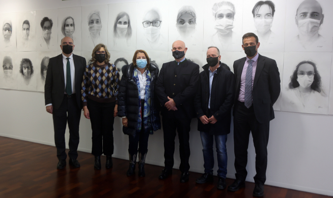 En el centro, Martínez Tendero junto al edil de Cultura, Ramón Lasaosa. A la izquierda, José Antonio Artigas y María José Labarta.