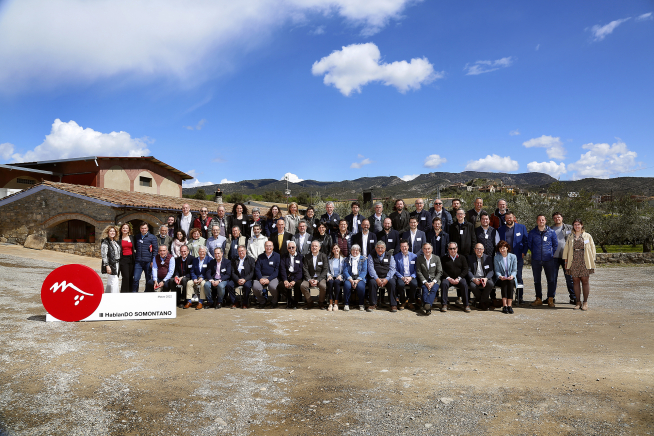 Foto de familia de los asistentes al encuentro.