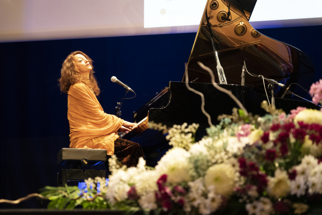 Carmen París durante su actuación en la gala de entrega de premios de Espiello.