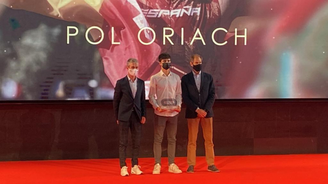 Pol, junto a Martín Fiz y Abel Antón, con el galardón de la revista Corredor.