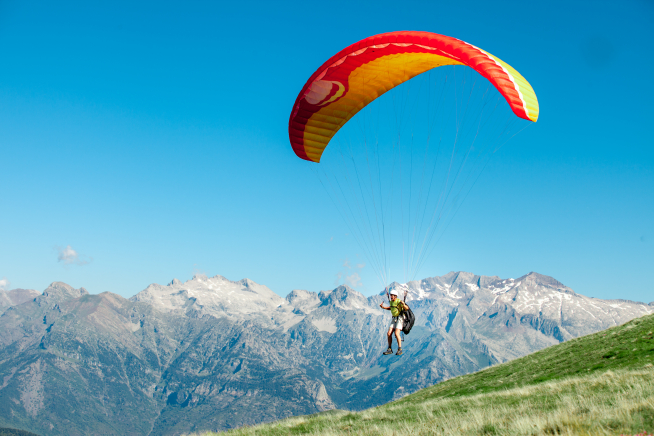Practicando parapente en Castejón de Sos.