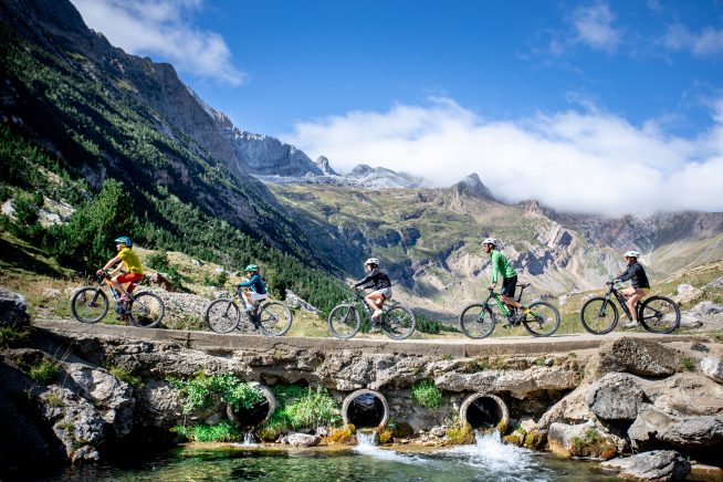 Un grupo de ciclistas, en plena ruta de BBT.