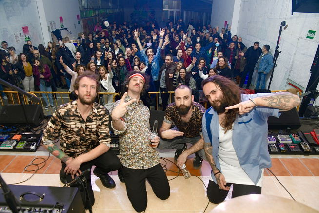 Mucha animación en el concierto de Los Invaders.
