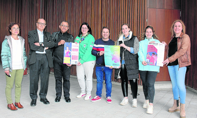 El concejal Francis Charles, en el centro, y representantes de peñas, Scouts, Cruz Roja y parroquia.