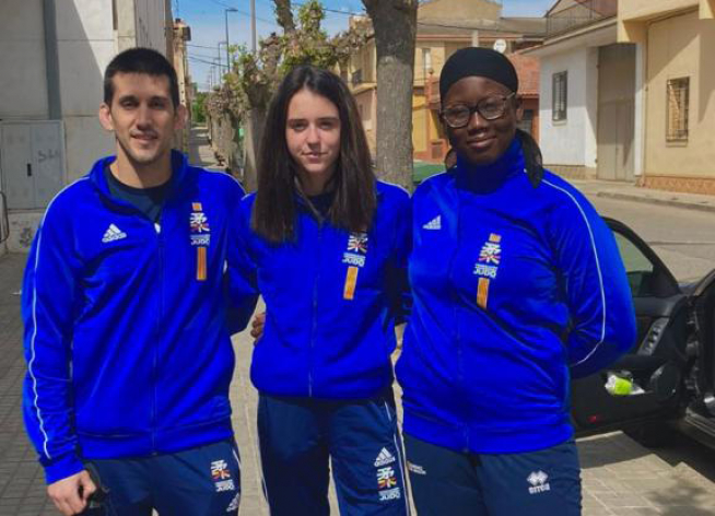 Los binefarenses Raúl Clemente, Alejandra Pérez y Mama Coulibaly.