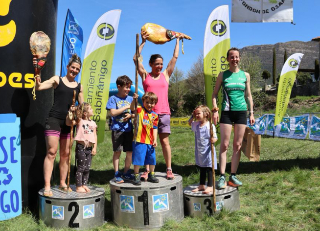 Podio femenino absoluto de la carrera.