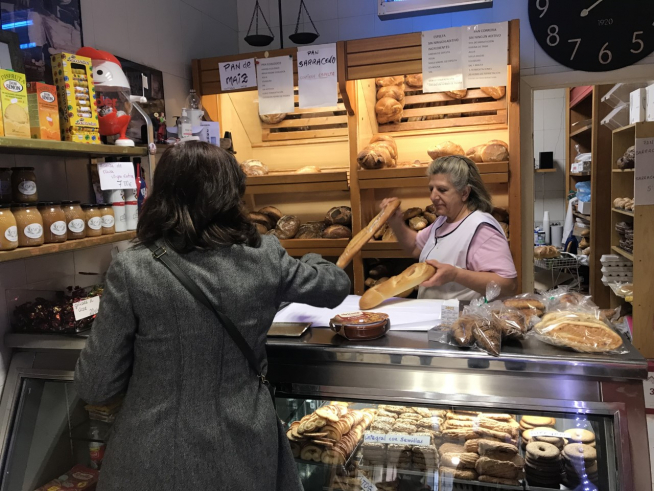 Ángela en la panadería Palomar sin mascarilla.