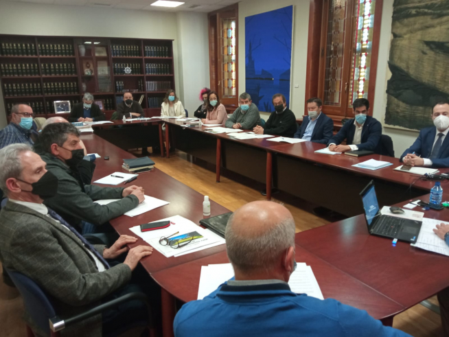 Participantes en la reunión en la sede de Ceos-Cepyme Huesca.
