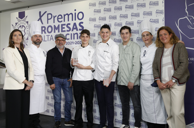 Los dos ganadores del certamen con el jurado.