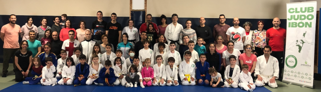Padres y niños participantes en la jornada celebrada en Siétamo.