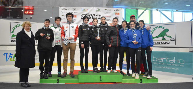 Podio del torneo: 2º Puigcerdà (a la izquierda), 1º Club Hielo del Pirineo (centro) y 3º Jacetania Val d'Arán (derecha).