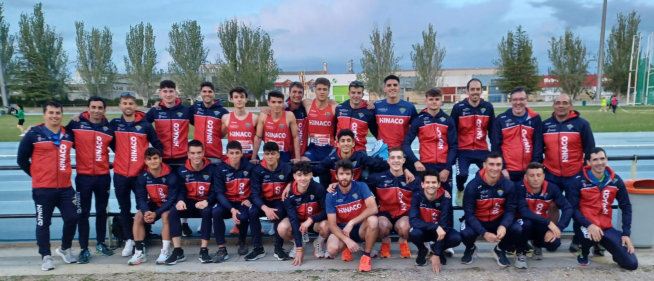Equipo masculino del Hinaco el sábado en Huesca.