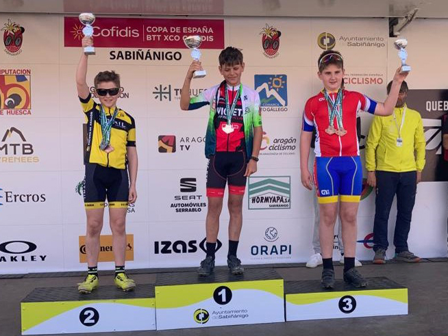 Podio de categoría alevín masculino en la Mini Quebrantahuesos celebrada este sábado.