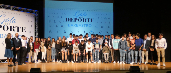 Foto de familia de los premiados.