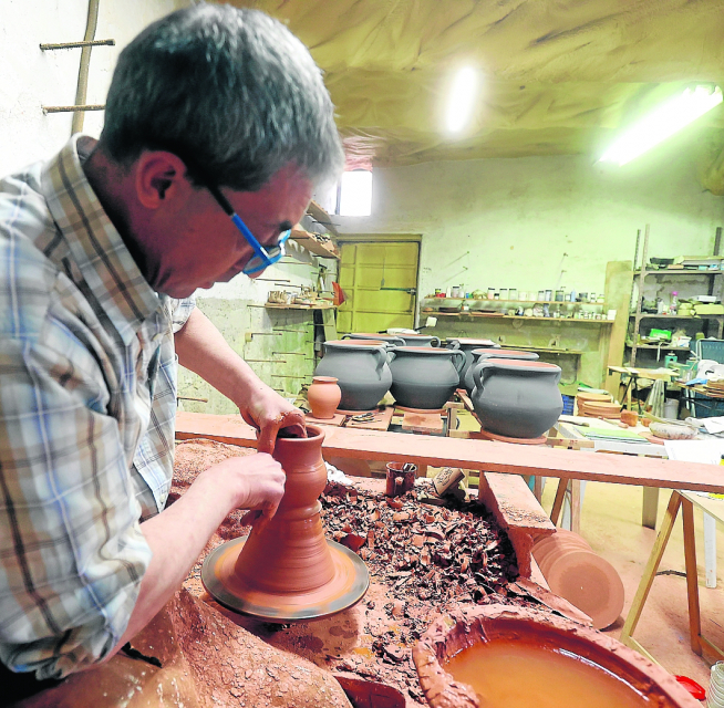 Raimundo Abió, quinta generación y último alfarero de Bandaliés, trabajando en el torno.