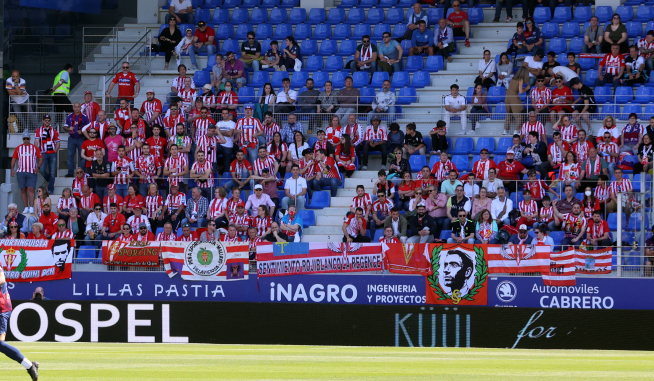 Alrededor de doscientos aficionados del Sporting acompañaron a su equipo.