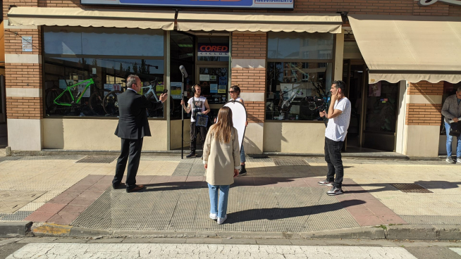 El establecimiento Ciclos Cored durante una jornada de grabación.