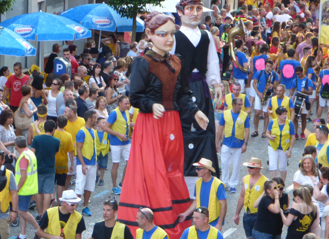 La Peña la Murga se encarga de llevar los gigantes en las fiestas de Santiago.