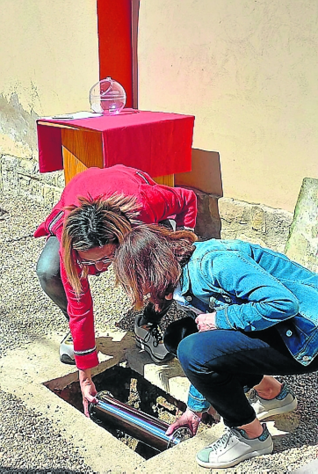 Introduciendo la cápsula bajo tierra.
