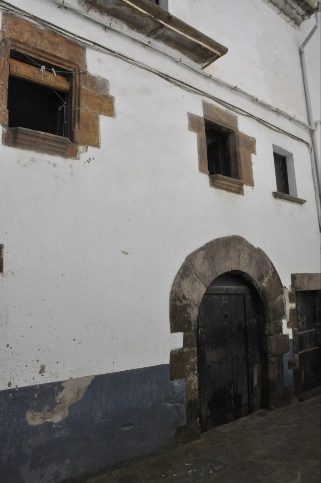 La casa donde se ubicaba la escuela, en restauración.