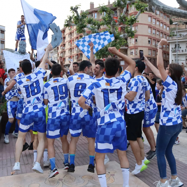 Las celebraciones continuaron con la estatua de Joaquín Costa en el Paseo Hortaz.