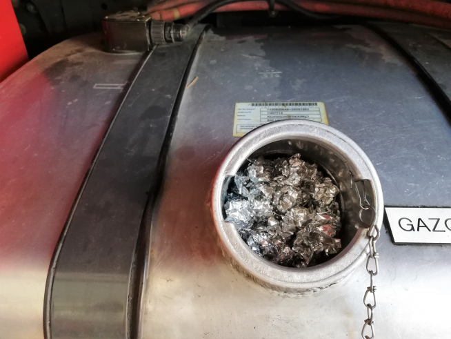 El depósito del camión de bomberos con el producto ExploStop.