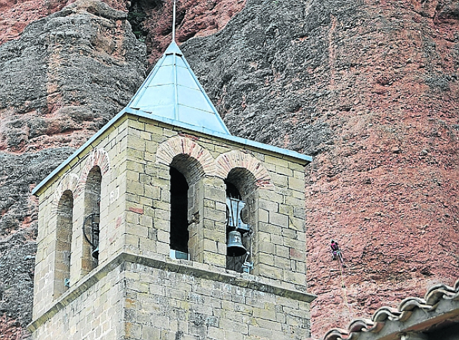 El campanario de Riglos, con los escaladores como telón de fondo sobre la roca.