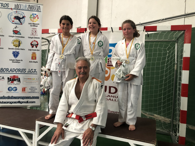 Uno de los podios del Torneo Ángel Claveras, también en la imagen.