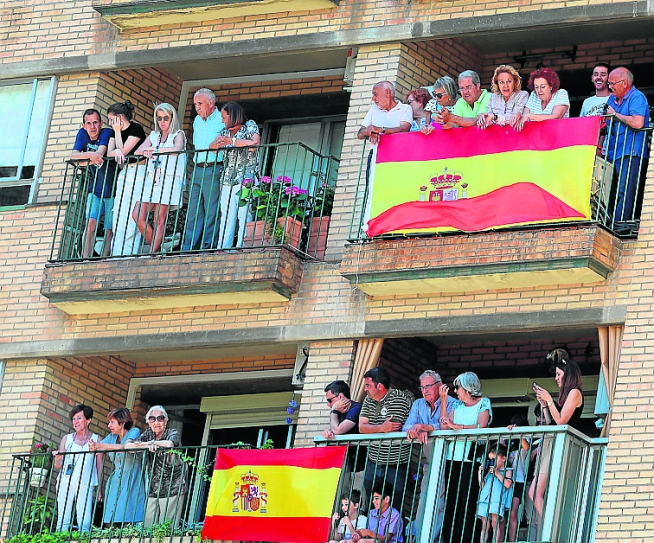Algunos balcones se llenaron de oscenses y tuvieron que colgar el cartel de “aforo completo”.