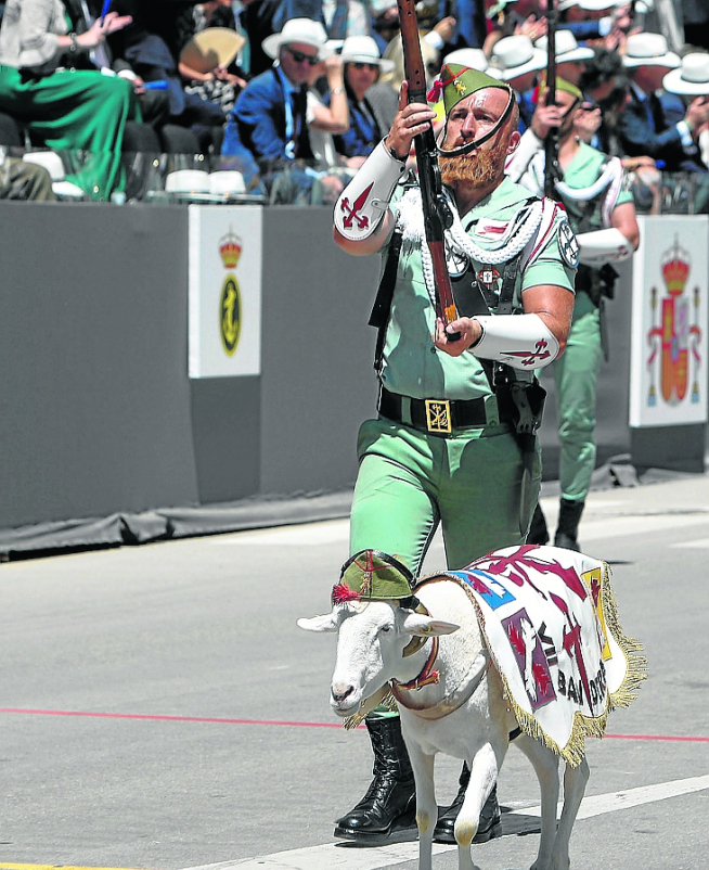 “Quillo”, la mascota de la Legión, causó gran expectación entre todo el publico asistente al desfile.