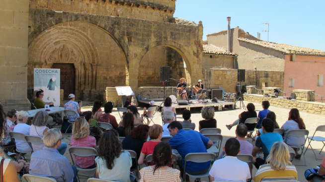 El dúo Ixeya en su concierto en la plaza de la Iglesia de Agüero