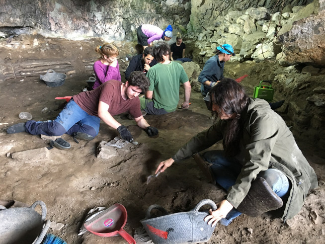 La excavación en la cueva Coro de Trasito, en pleno proceso.